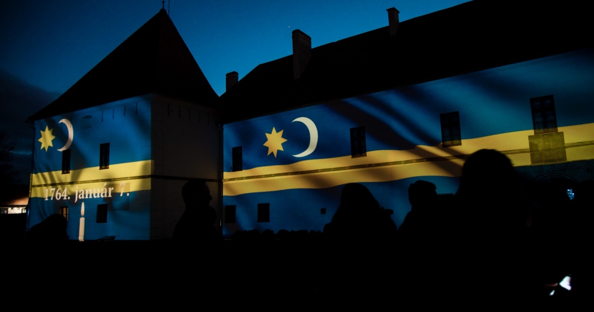 Idén is kivetítik a székely zászlót a Mikó-vár homlokzatára